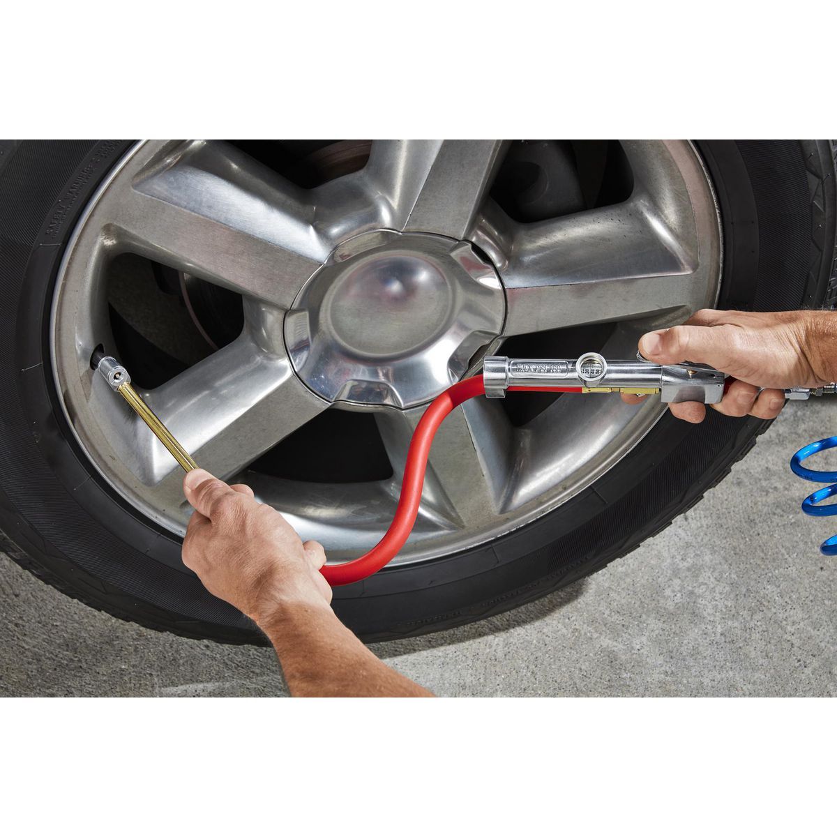 Dual-Head Angle Chuck Inflator with Inline Gauge T278358