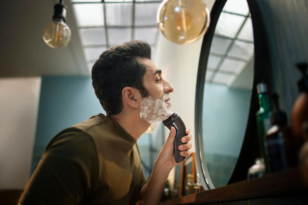 Rechargeable Wet & Dry Electric Shaver with Pop-Up Trimmer Q917