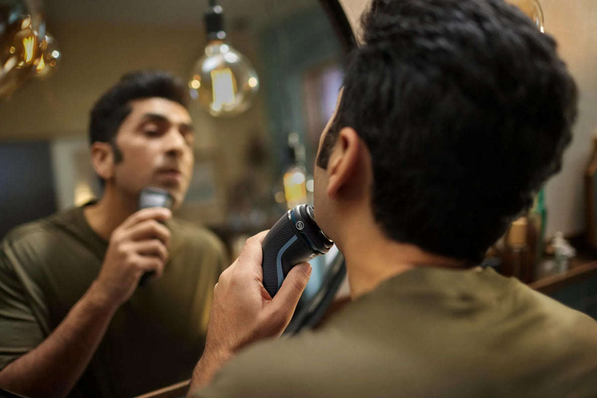 Rechargeable Wet & Dry Electric Shaver with Pop-Up Trimmer Q917