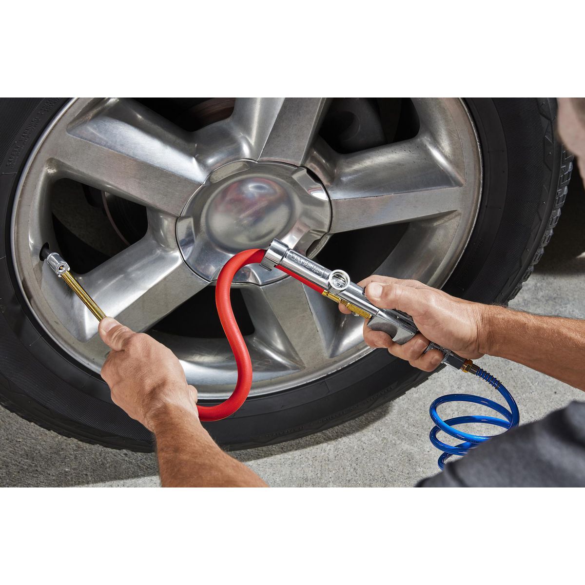 Dual-Head Angle Chuck Inflator with Inline Gauge T278358